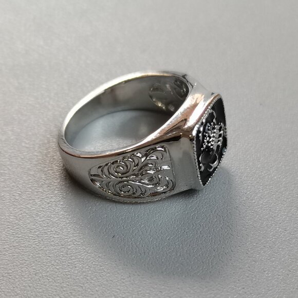 Nearly new women's classic fashion style rings - Picture 2 of 5